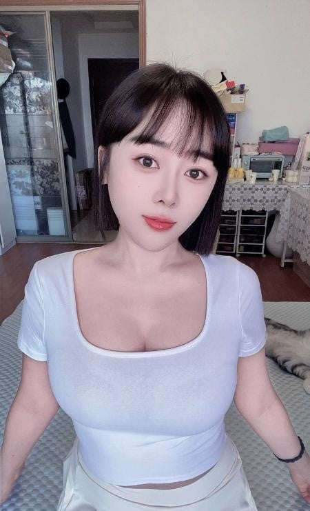 大奶艾琳美女