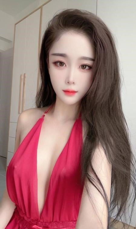 粉嫩圆润大胸萱萱