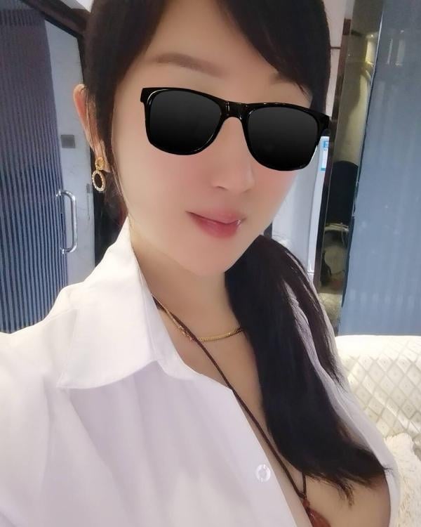 越秀巨乳风情姐姐
