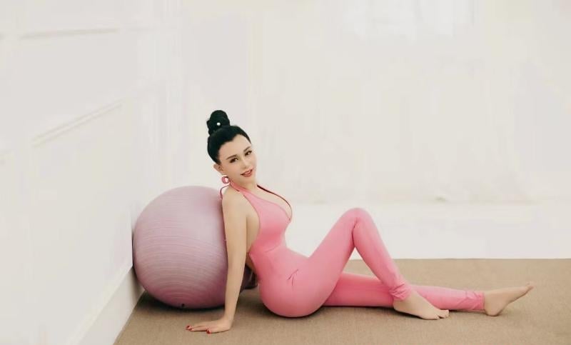 练瑜伽的骚妇