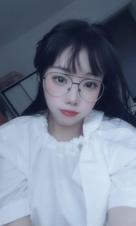 眼镜妹萌萌