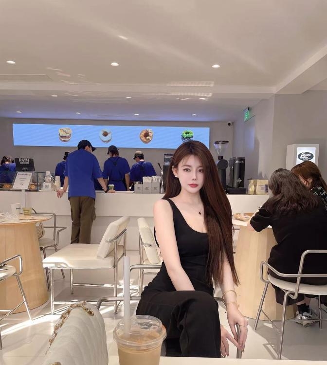 妹子身材火辣性感