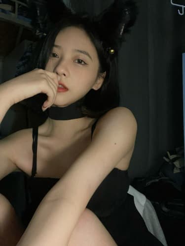 挑逗骚妹下体让她淫水直流