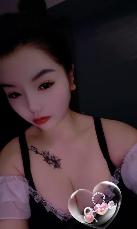 雪白大奶少妇