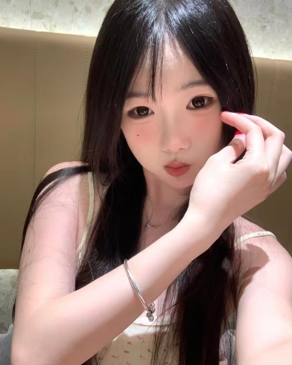 长沙苗条零零后小妹子
