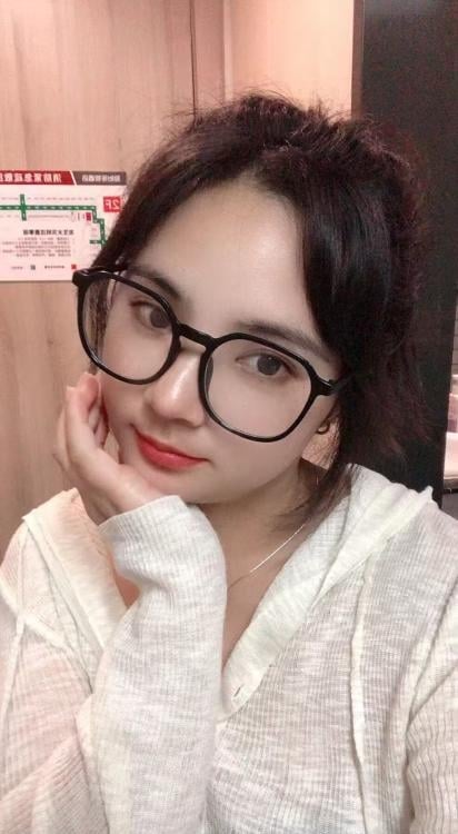 眼镜美女彤彤