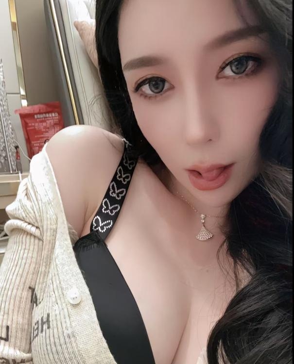 丰满肥臀桃子姐