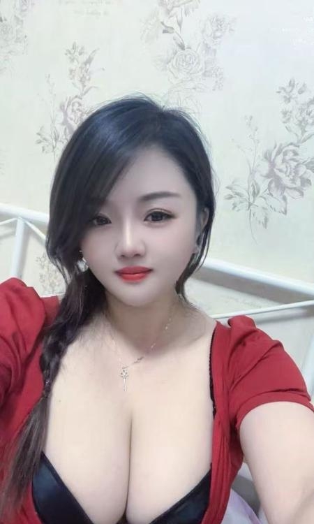 甜美大胸妹子