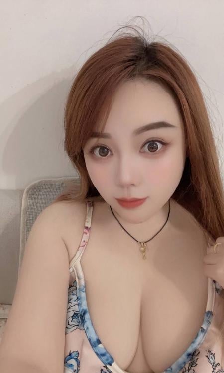 丰满大胸妹子