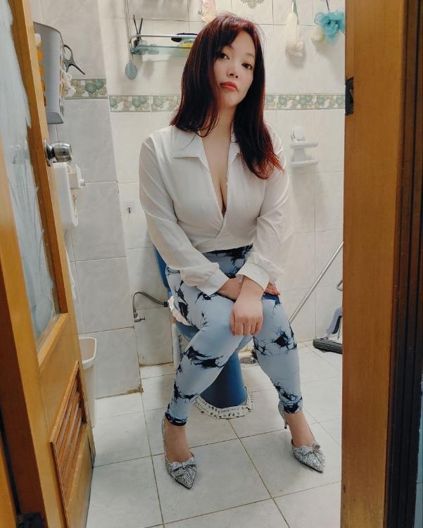 皮肤白的韵味少妇
