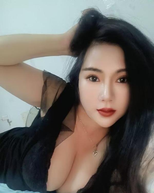 美乳少妇