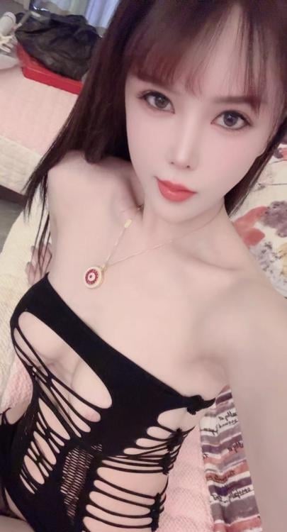 白嫩美乳御姐
