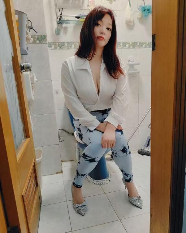 商场内可搞美甲大胸妹