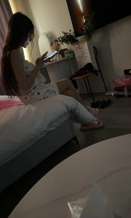 长宁廋廋大胸颜值妹子