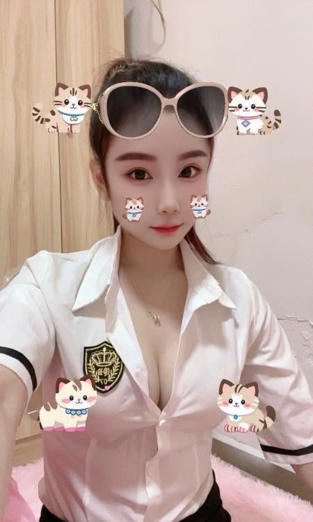 三点粉嫩美背小姐姐