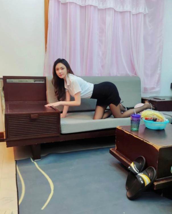 黑丝可舌吻芳芳